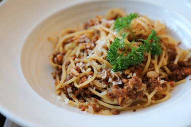 Spagetti Bolognese kıyma ve domates sosu ile süslenmiş 