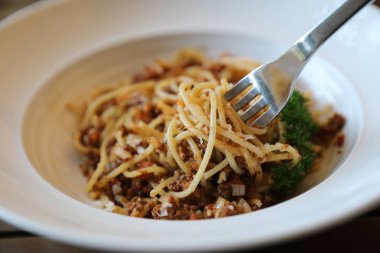 Spagetti Bolognese kıyma ve domates sosu ile süslenmiş 