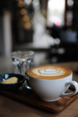 Cappuccino kahve Kupası ahşap arka plan üzerinde
