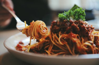 Spagetti Bolognese kıyma ve domates sosu ile süslenmiş 