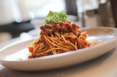 Spagetti Bolognese kıyma ve domates sosu ile süslenmiş 