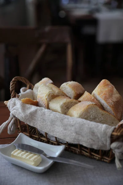 Baguettes de pan francés en cesta de madera el fondo de madera —  Fotos de Stock