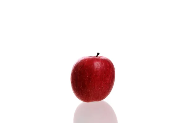 Manzana roja japonesa aislada en fondo blanco —  Fotos de Stock