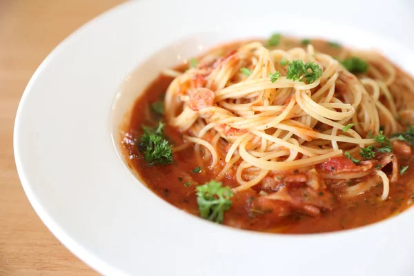 Espaguetis Boloñesa con carne picada y salsa de tomate adornada —  Fotos de Stock