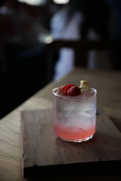 Jugo de fresa con soda sobre fondo de madera — Foto de Stock