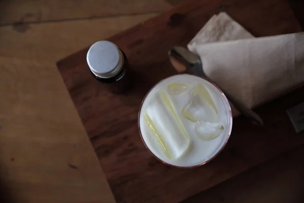 Fresa con leche sobre fondo de madera — Foto de Stock