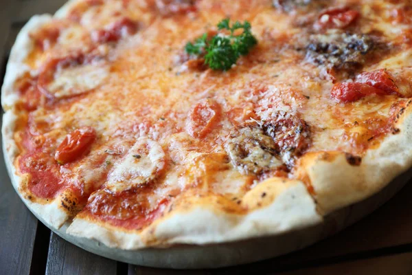 Pizza aux tomates et aubergines, cuisine italienne — Photo
