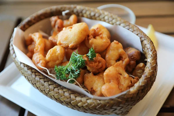 Anillos de calamares, calamares fritos sobre fondo de madera, comida italiana — Foto de Stock