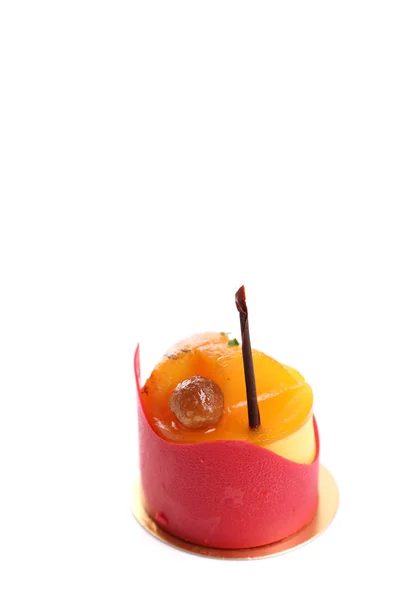 Torta fantasia mango con cioccolato alla fragola isolato in bac bianco — Foto Stock