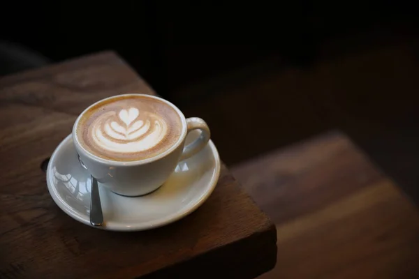 Cappuccino koffie cup op houten achtergrond — Stockfoto