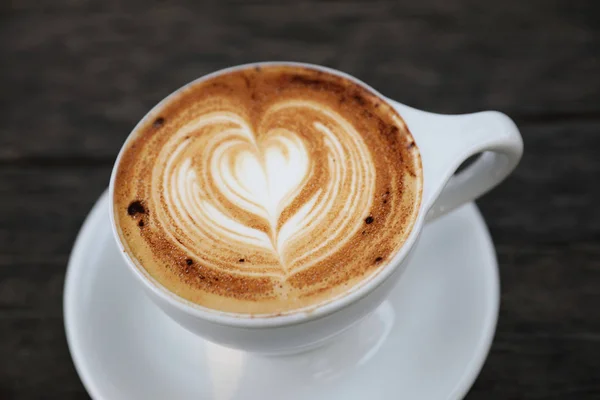 Cappuccino xícara de café no fundo de madeira — Fotografia de Stock