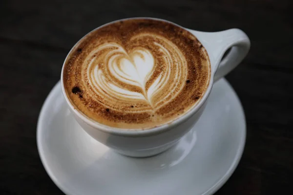 木材の背景にカプチーノ コーヒー カップ — ストック写真