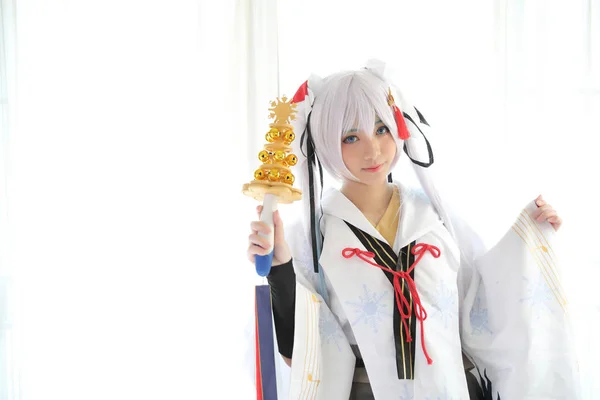 Japão anime cosplay, branco japonês miko no quarto tom branco — Fotografia de Stock