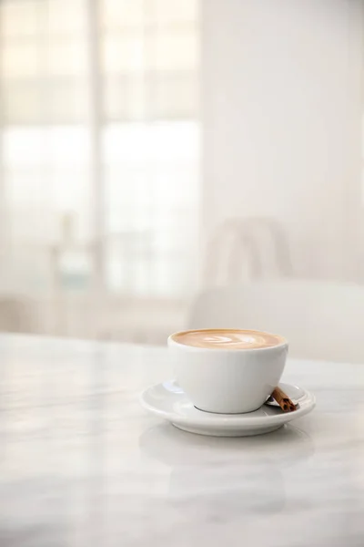 白大理石桌上的卡布奇诺咖啡杯 — 图库照片