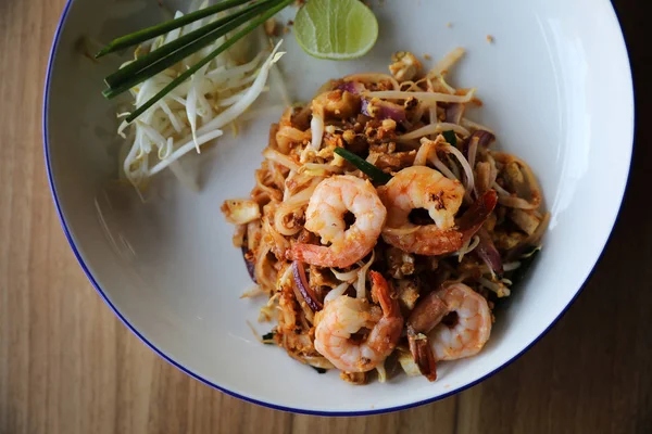 Pad thai met garnalen. Thais eten op houten achtergrond — Stockfoto