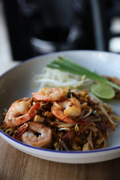 Pad thai with shrimp . Thai food on wood background — Stock Photo, Image