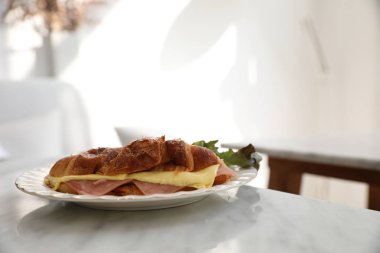 Sandviç jambon ve peynir kafede beyaz masada