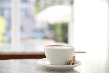 cappuccino veya Latte sanat kahve kahve dükkanı beyaz masaya sütten yapılan