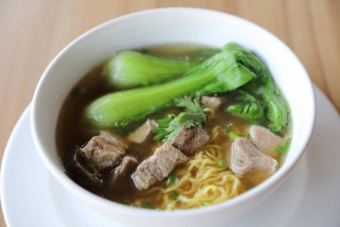 Domuz etinin tahta arka plan ile Çin eriştesi 