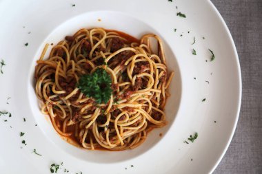 Ahşap masa, İtalyan yemek sığır eti tometo soslu spagetti Bolonez