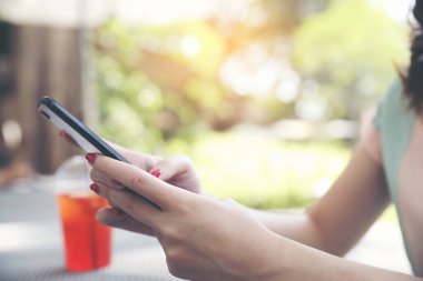 El ile smartphone açık kahve barı, iş kavramı içinde online stok ticaret