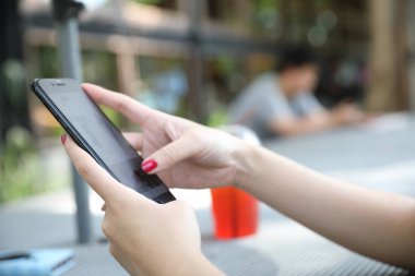 El ile smartphone açık kahve barı, iş kavramı içinde online stok ticaret