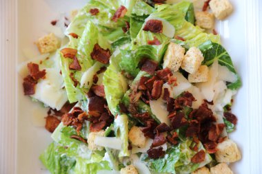 Sezar salatası, ekmek sosis ve peynir ile sebze