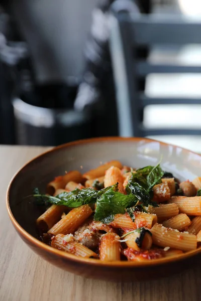 Pasta Con Salchicha Salsa Tomate Sobre Fondo Madera Comida Italiana —  Fotos de Stock