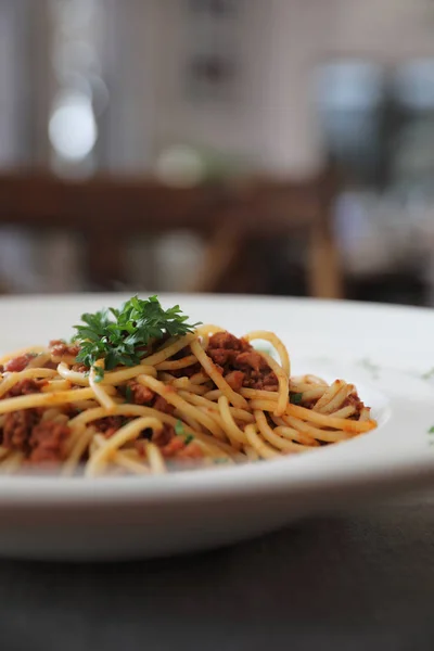 木製のテーブル イタリア料理に牛肉法印添えスパゲティ ボロネーゼ — ストック写真