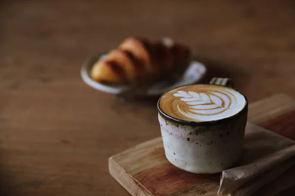 Kaffe Cappuccinokopp Med Croissant Trä Bakgrund — Stockfoto