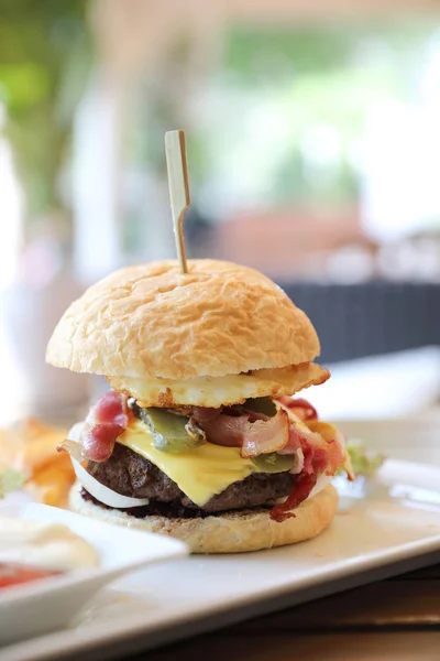 Rindfleisch Hamburger Mit Salattomaten Und Käse — Stockfoto