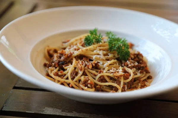 Espaguetis Boloñesa Con Carne Picada Salsa Tomate Adornada Con Queso —  Fotos de Stock