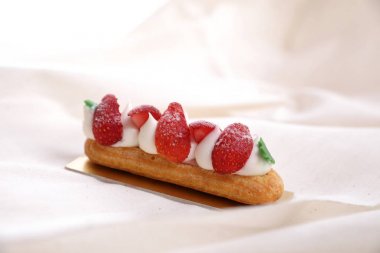 Choux krem beyaz arka planda izole çilek ile