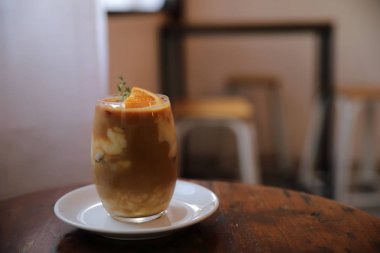 Yakın portakal karışımı ile kahve latte buzlu