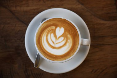 Cappuccino kahve Kupası ahşap arka plan üzerinde