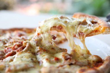 Pizza jambon pastırma peynir ve domates sos ile