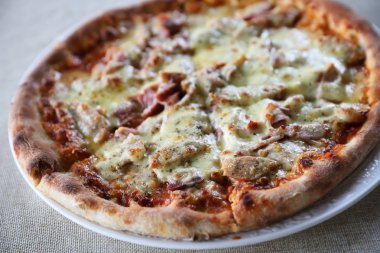 Pizza jambon pastırma peynir ve domates sos ile