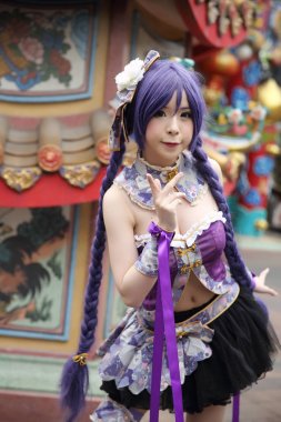 Mor Çin ile Asyalı genç kadın portresi cosplay Tapınağı ile elbise