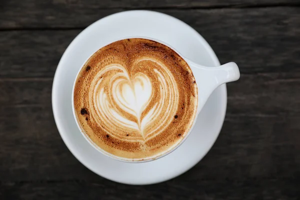 木材の背景にカプチーノ コーヒー カップ — ストック写真