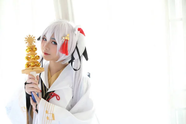 白いトーン ルームで日本アニメ コスプレ 白い日本巫女 — ストック写真