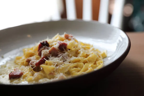 Espaguetis Carbonara Salsa Blanca Con Tocino Sobre Fondo Madera Restaurante —  Fotos de Stock