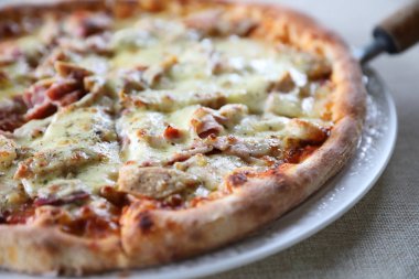 Pizza jambon pastırma peynir ve domates sos ile