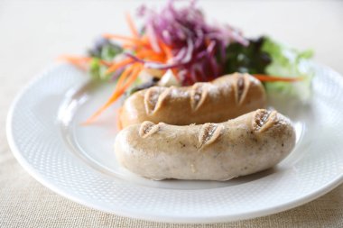 Izgara domuz sosisi çanak üzerinde Kapat