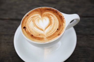 Cappuccino kahve Kupası ahşap arka plan üzerinde