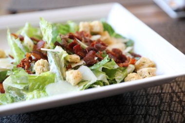 Sezar salatası, ekmek sosis ve peynir ile sebze