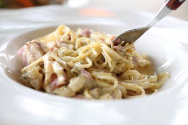 Spagetti carbonara beyaz sos sosis ve peynir ile