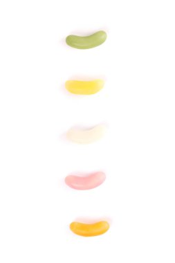 Beyaz arka plan üzerinde izole renkli jöle şeker tatlı şeker 