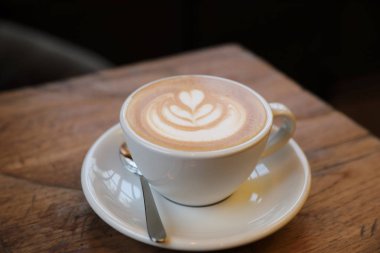 Cappuccino kahve Kupası ahşap arka plan üzerinde
