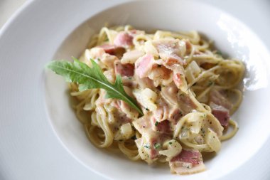 Spagetti carbonara beyaz sos sosis ve peynir ile