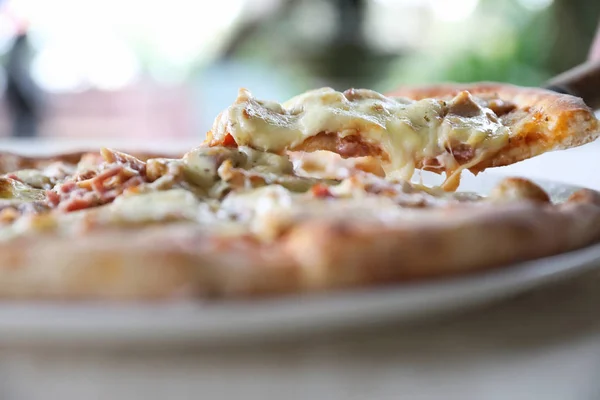 Pizza Skinka Bacon Med Ost Och Tomatsås — Stockfoto